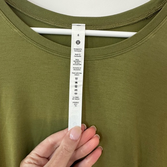 Lululemon tee - Picture 5 of 9